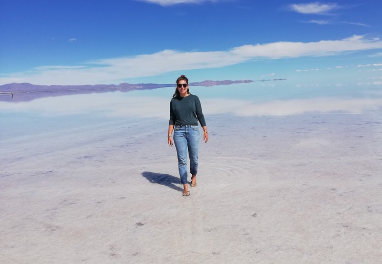 Collega Elza op de spiegel van Salar de Uyuni Collega Elza op de spiegel van Salar de Uyuni