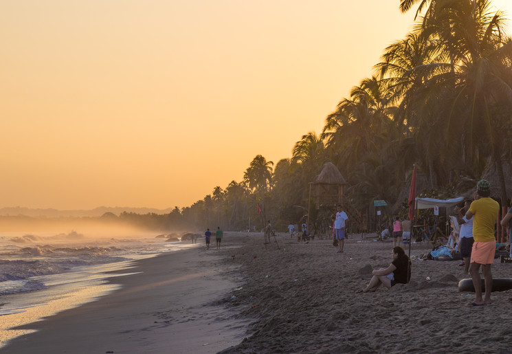 Bekijk de zonsondergang vanaf het strand in Palomino Colombia