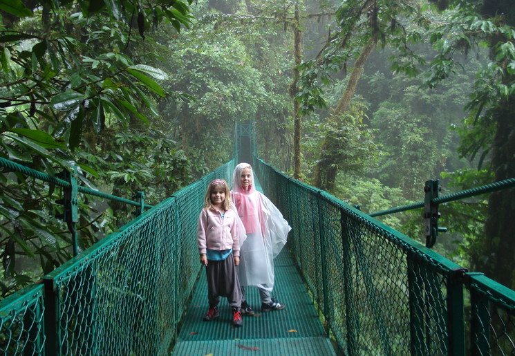 Kinderen op een hangbrug in Monteverde, Costa Rica