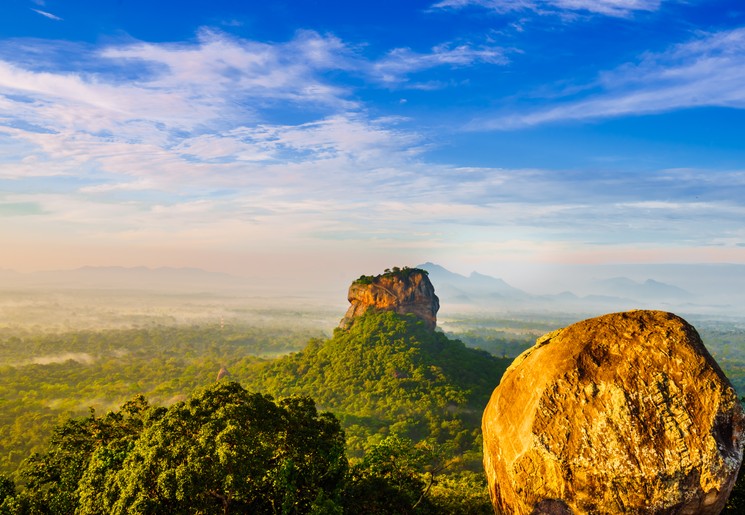 De leeuwenrots gezien vanaf Pidurangala Rock bij Sigiriya, Sri Lanka