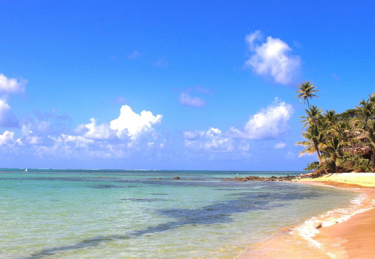 Azuurblauwe zee bij Corn Islands in Nicaragua