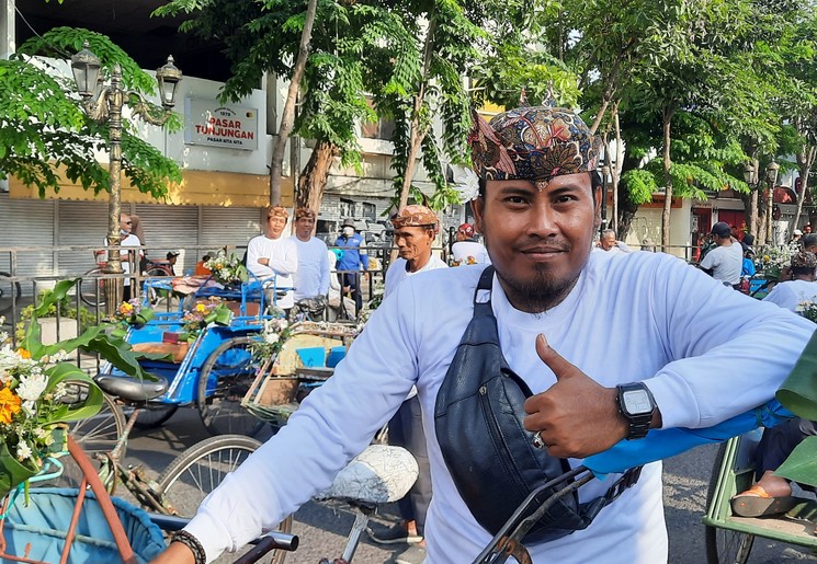 Locals op gekleurde fietsen in Surabaya