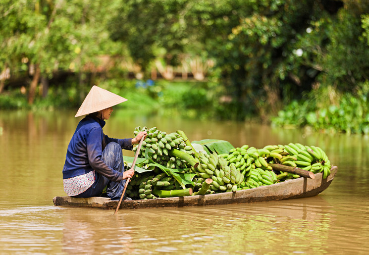 Local op een boot in de Mekong Delta