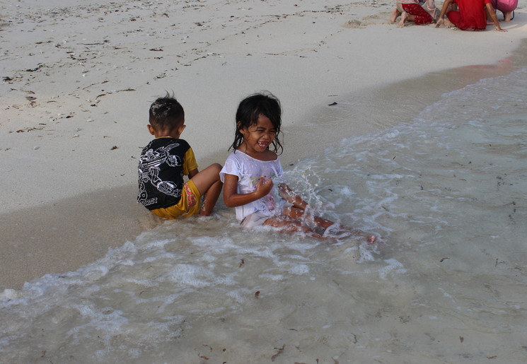 Kinderen op het strand bij Gili Air