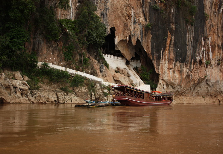 Een ontspannen cruise met een authentieke boot over de Mekong-rivier in Laos