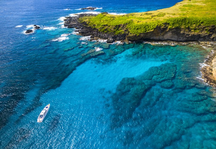 Helikopterfoto van azuurblauwe zee bij Mauritius