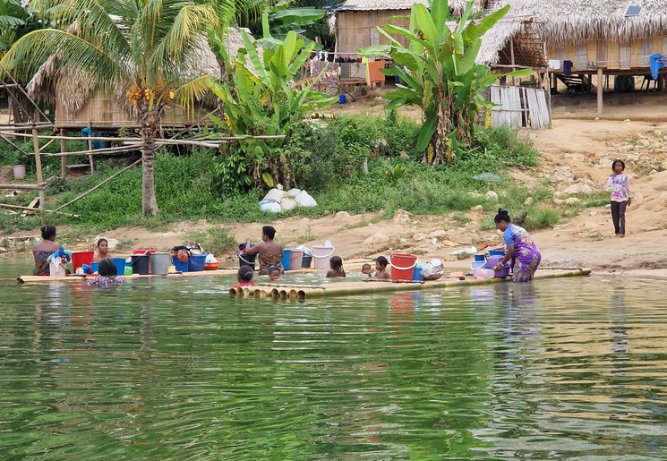 In een Orang Asli dorp doen vrouwen de was in het meer. In een Orang Asli dorp doen vrouwen de was in het meer.