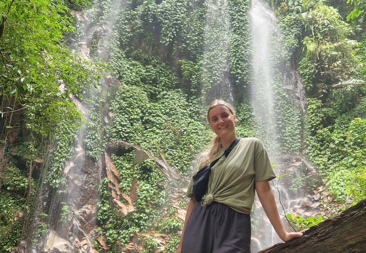 Reisspecialist Mandy bij een waterval in het Belum Rainforest Reisspecialist Mandy bij een waterval in het Belum Rainforest