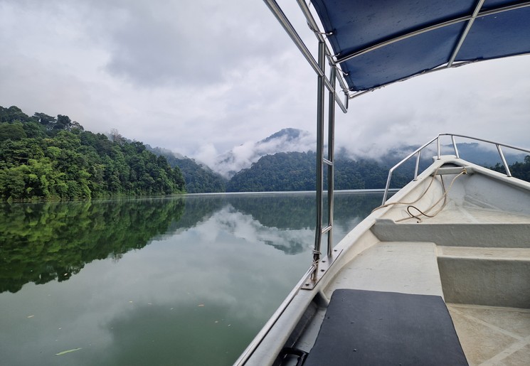 Vaar met een speedboot door het Belum Rainforest Vaar met een speedboot door het Belum Rainforest