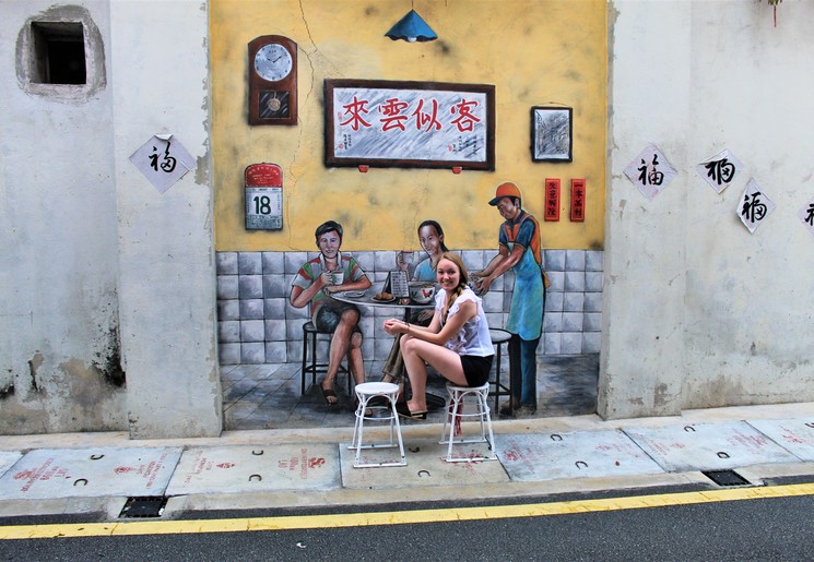 Collega Melany bij de street art café in Ipoh