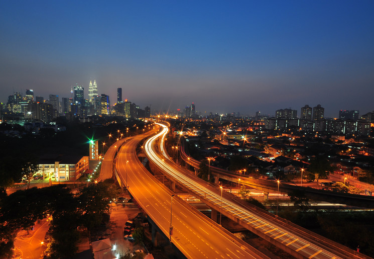 De wegen door Kuala Lumpur in de avond