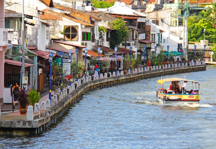 Terrasjes aan de rivier in Melaka