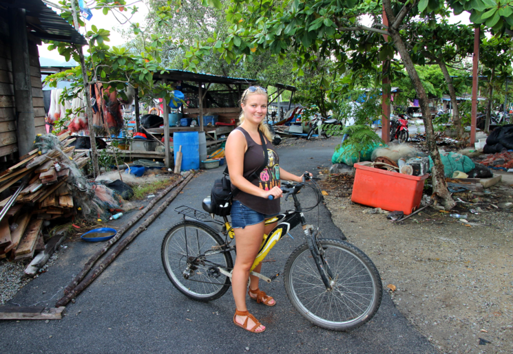 Lara in Maleisie Penang op de fiets