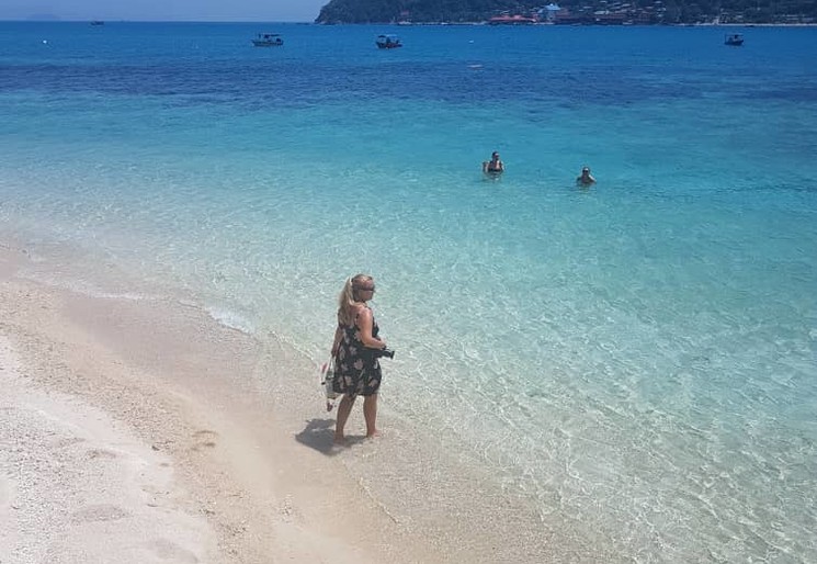 Medewerkster Lara op het strand van Perhentian Island