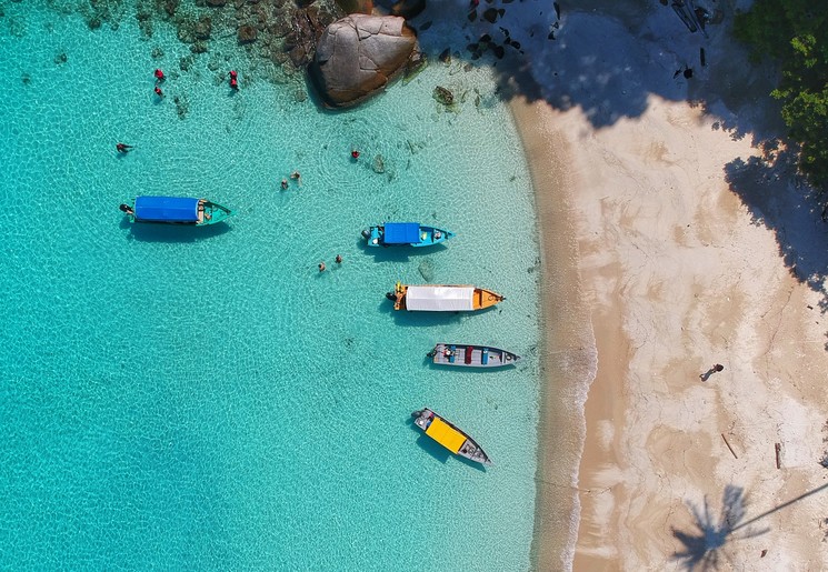 Het strand van boven op Pulau Perhentian