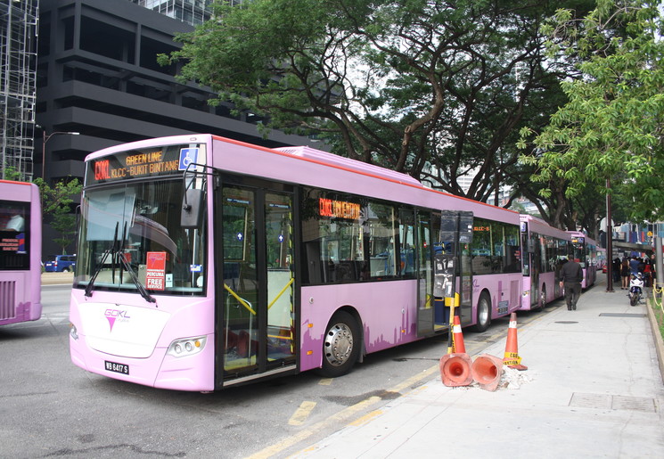 Reizen per bus door Maleisie