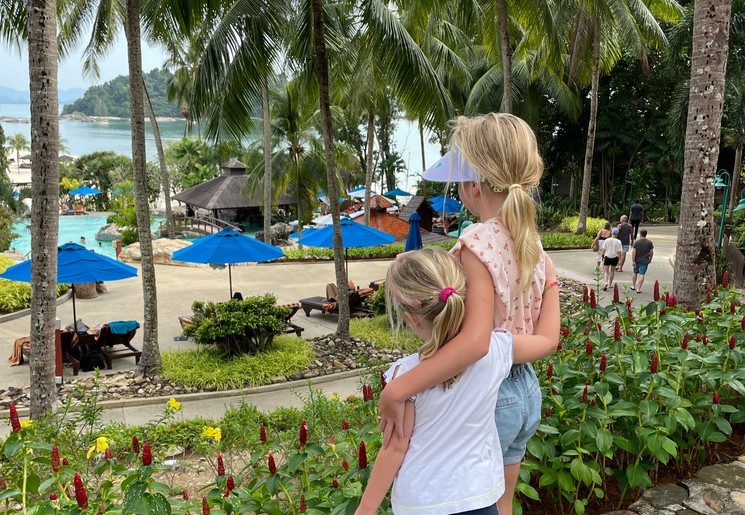 Maleisië, het strand van Langkawi met kinderen