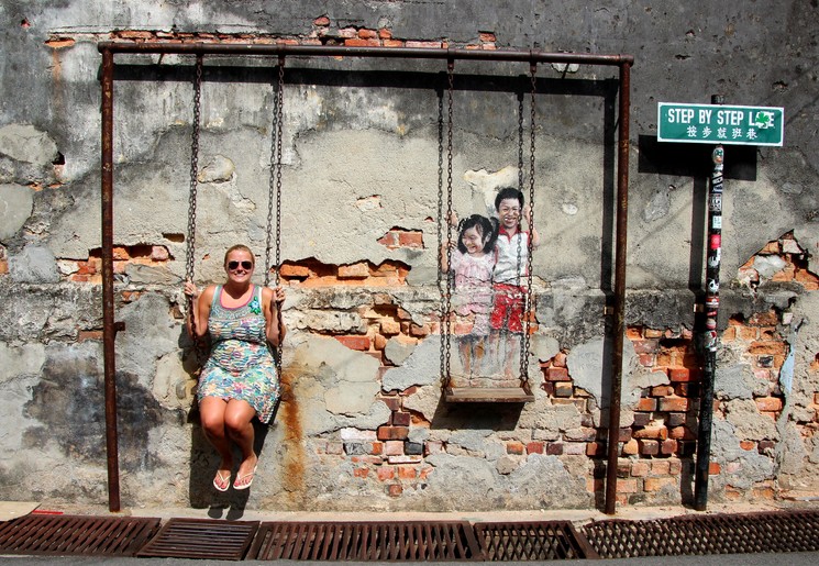 Lara bij de streetart in Georgetown op Penang