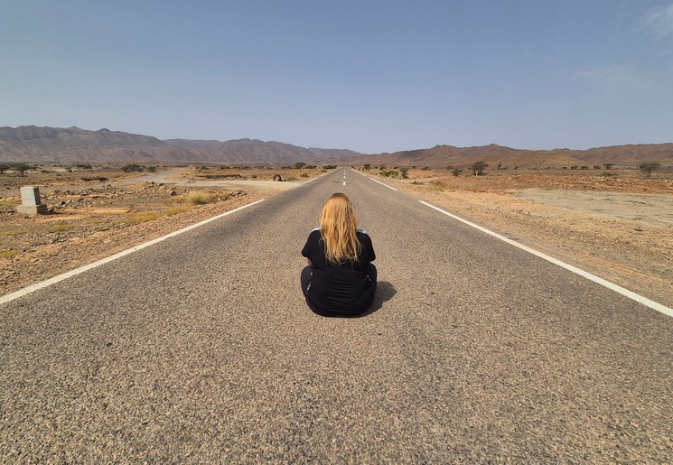 Onderweg uitgestrekte wegen in Marokko