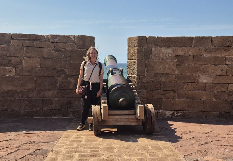 Collega Christel bij het kanon in de stad Essaouira