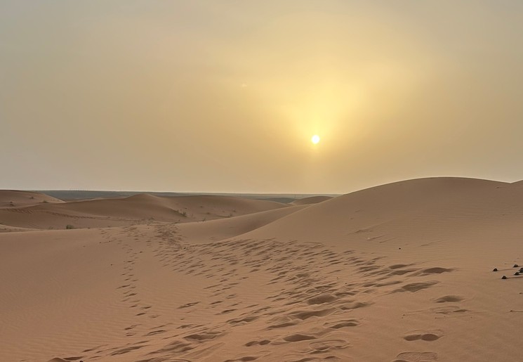 Geniet van een mooie zonsopgang in de Sahara