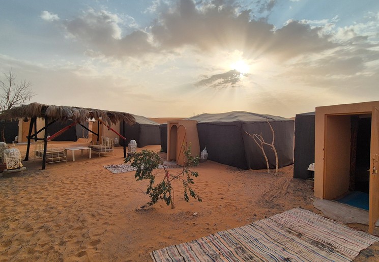 Slapen in een tent in de woestijn bij Merzouga, Marokko