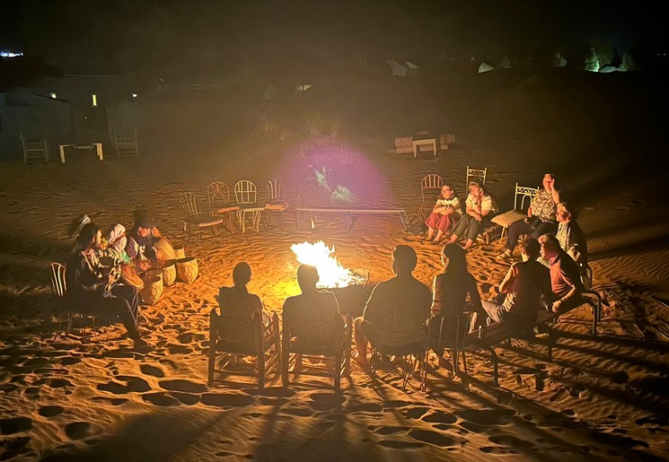 Bij het kampvuur in de Sahara in Marokko
