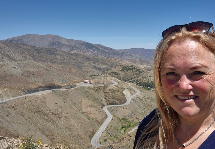 Collega Chantal op pad vanuit Marrakech naar Ait Ben Haddou