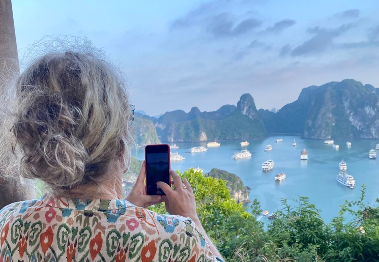 Collega Mariska heeft een mooi uitzicht over Halong Bay.