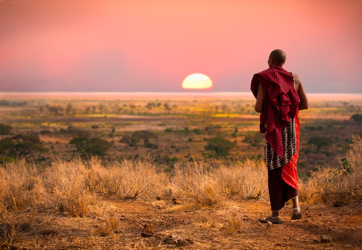 Masai op de savanne van de Masai Mara