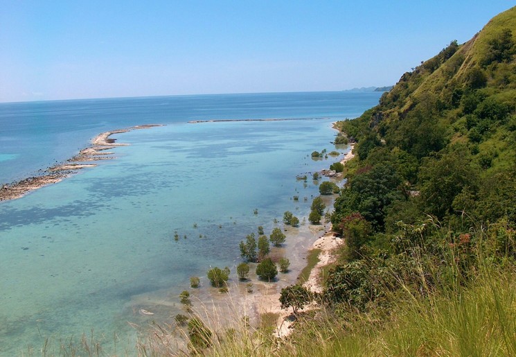 Prachtige kusten onderweg van Maumere naar Moni, Flores, Indonesie