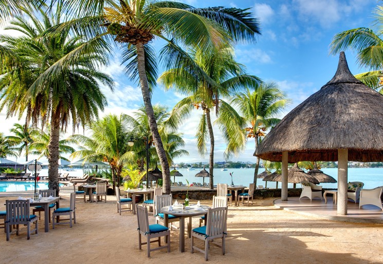 Lunch op een mooi plekje met uitzicht op het strand van Grand Baie, Mauritius