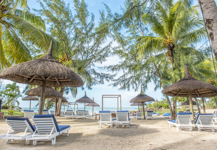 Rust uit op een strandbedje in het Seapoint Boutique Hotel, Mauritius