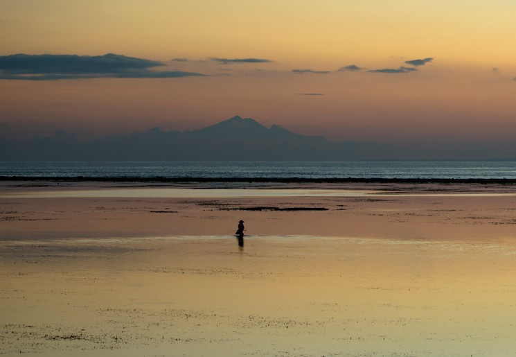 Op het strand met zonsopgang in Sanur, Bali