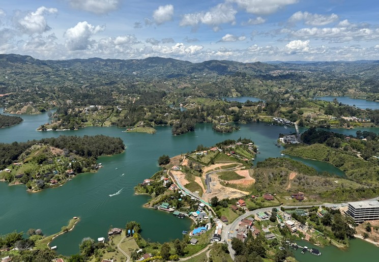 Vanaf de rots El Peñol heb je panoramisch uitzicht over meren en bergen