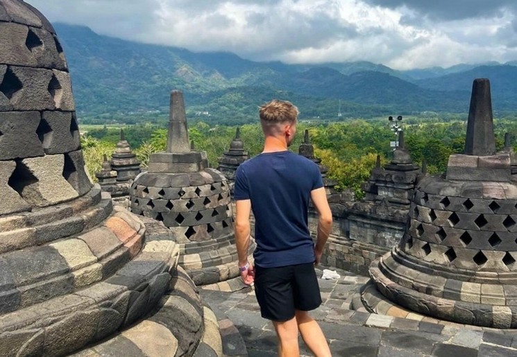 Medewerker Barry bij de Borobudur op Java