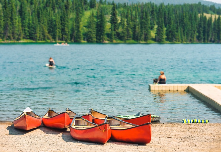 Ga kajakken op de Yukon-rivier bij Whitehorse, Canada