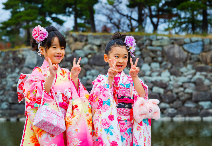 Japanse kinderen in feestelijke kleding