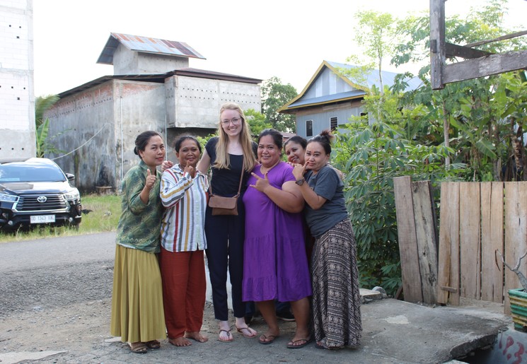 Collega Melany met locals