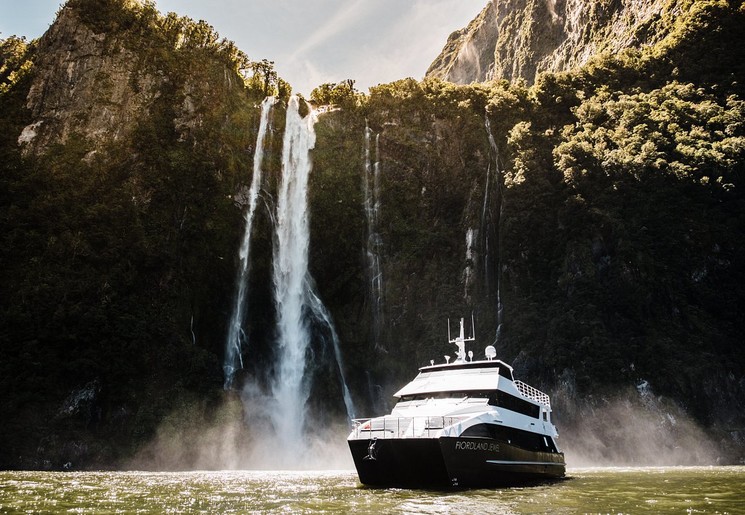 Zie meer van de beroemde Milford Sound met een nacht aan boord van een schip