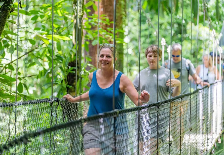 Wandel over de hangbruggen in Arenal National Park Wandel over de hangbruggen in Arenal National Park
