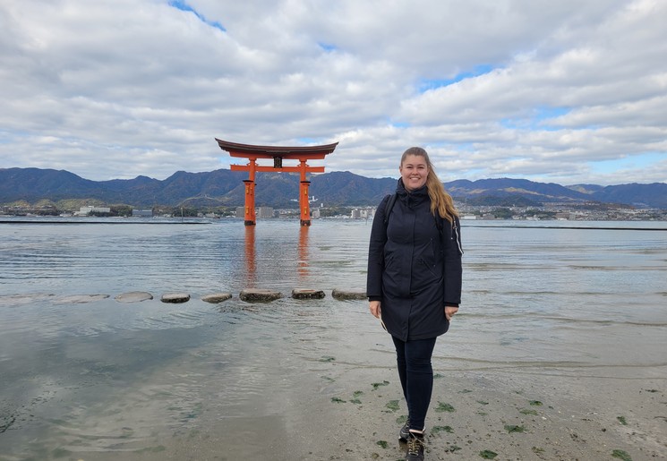 Collega Wendy bij Miyajima eiland bij Hiroshima