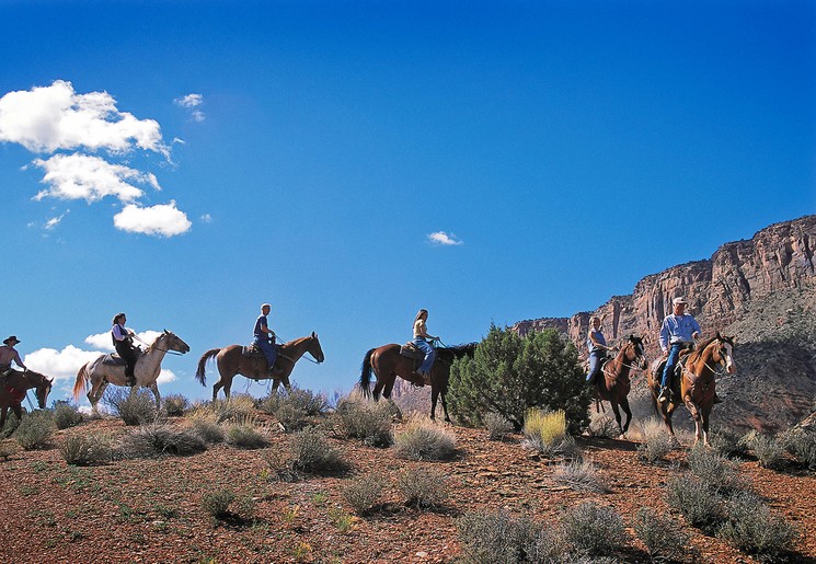 Via de roodgekleurde rotsen rijdt u per paard naar de mooiste punten van Moab, Amerika