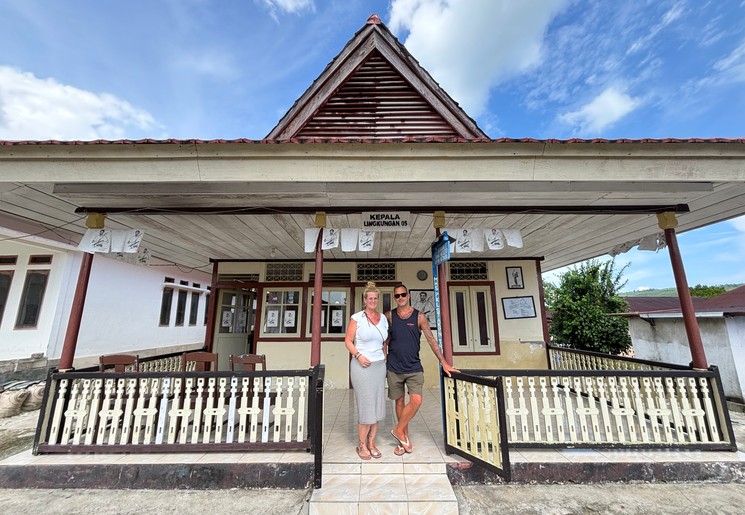 Angela en Ronny in het huis van de vrijheidsstrijder Pattimura Molukken