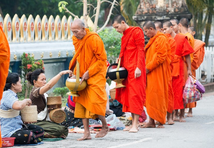 Een bijzondere ervaring: de aalmoesceremonie in Luang Prabang
