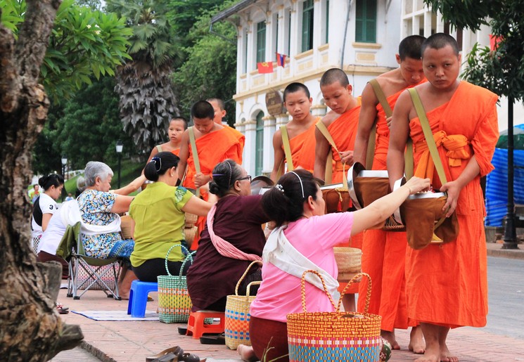 De optocht van monniken door de Laotiaanse stad Luang Prabang