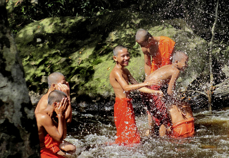 Spelende kinderen in het water in Cambodja