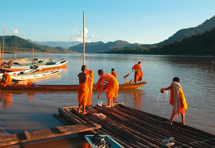 Monniken bij de haven in Laos