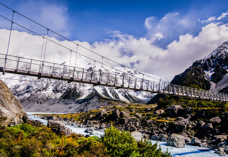 Word omgeven door indrukwekkende natuur in het Mount Cook National Park, Nieuw-Zeeland