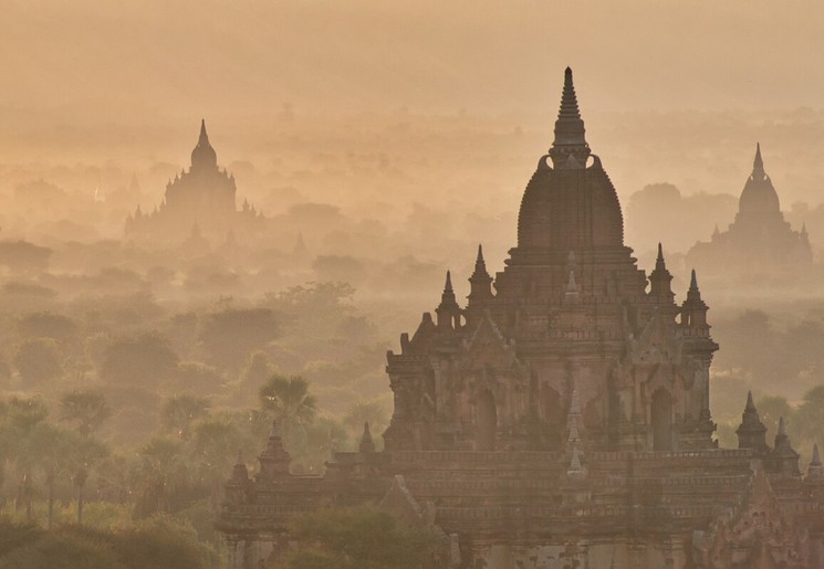 Bagan in de nevel in Myanmar